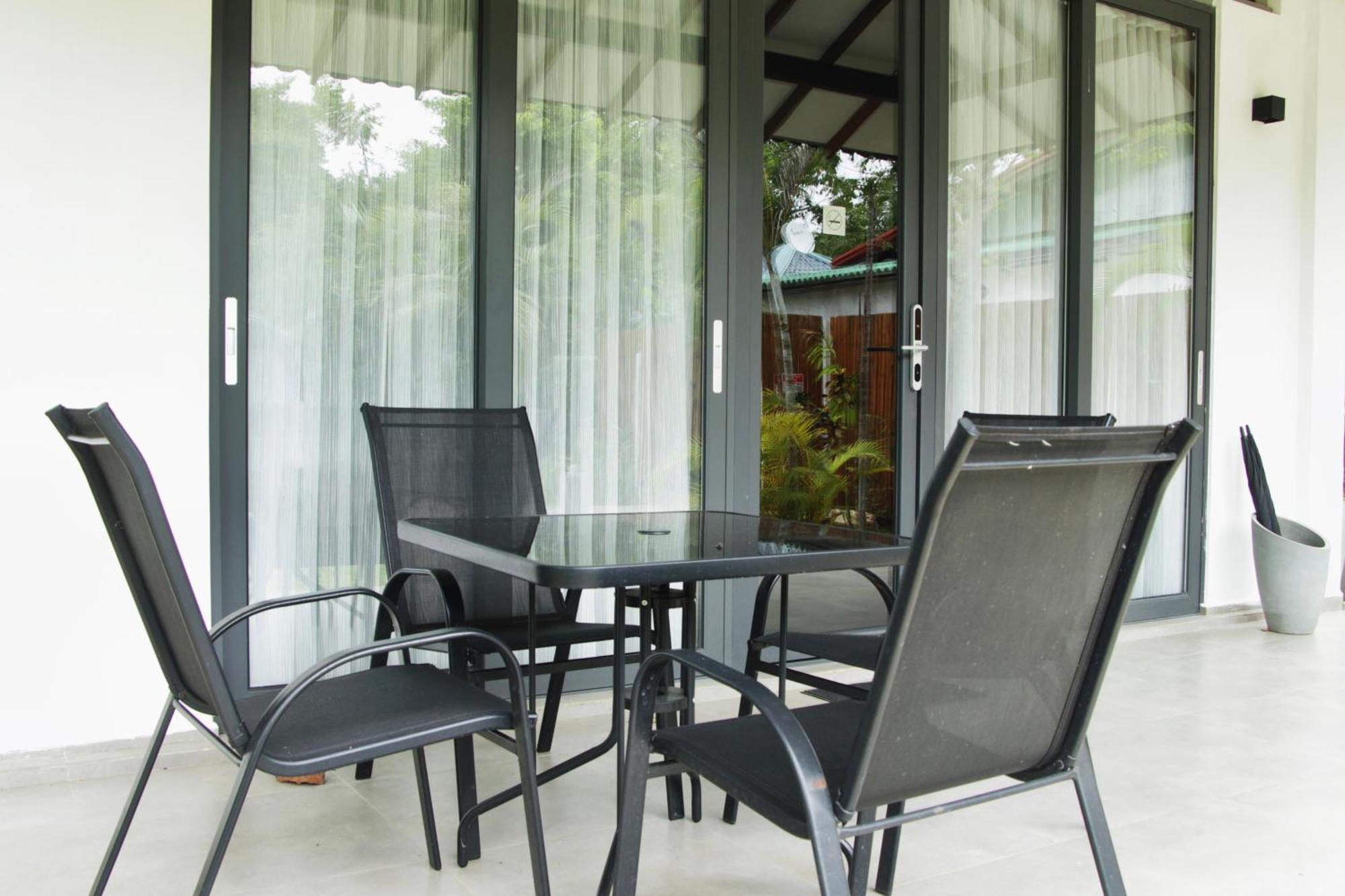 Nivadoo Resort Sigiriya Zimmer foto A set of patio furniture