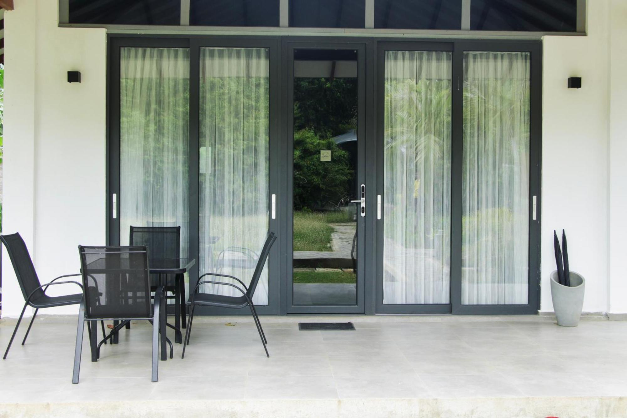 Nivadoo Resort Sigiriya Zimmer foto A set of sliding doors